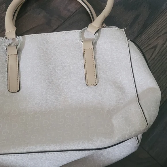 Guess - Picture 3 of 16